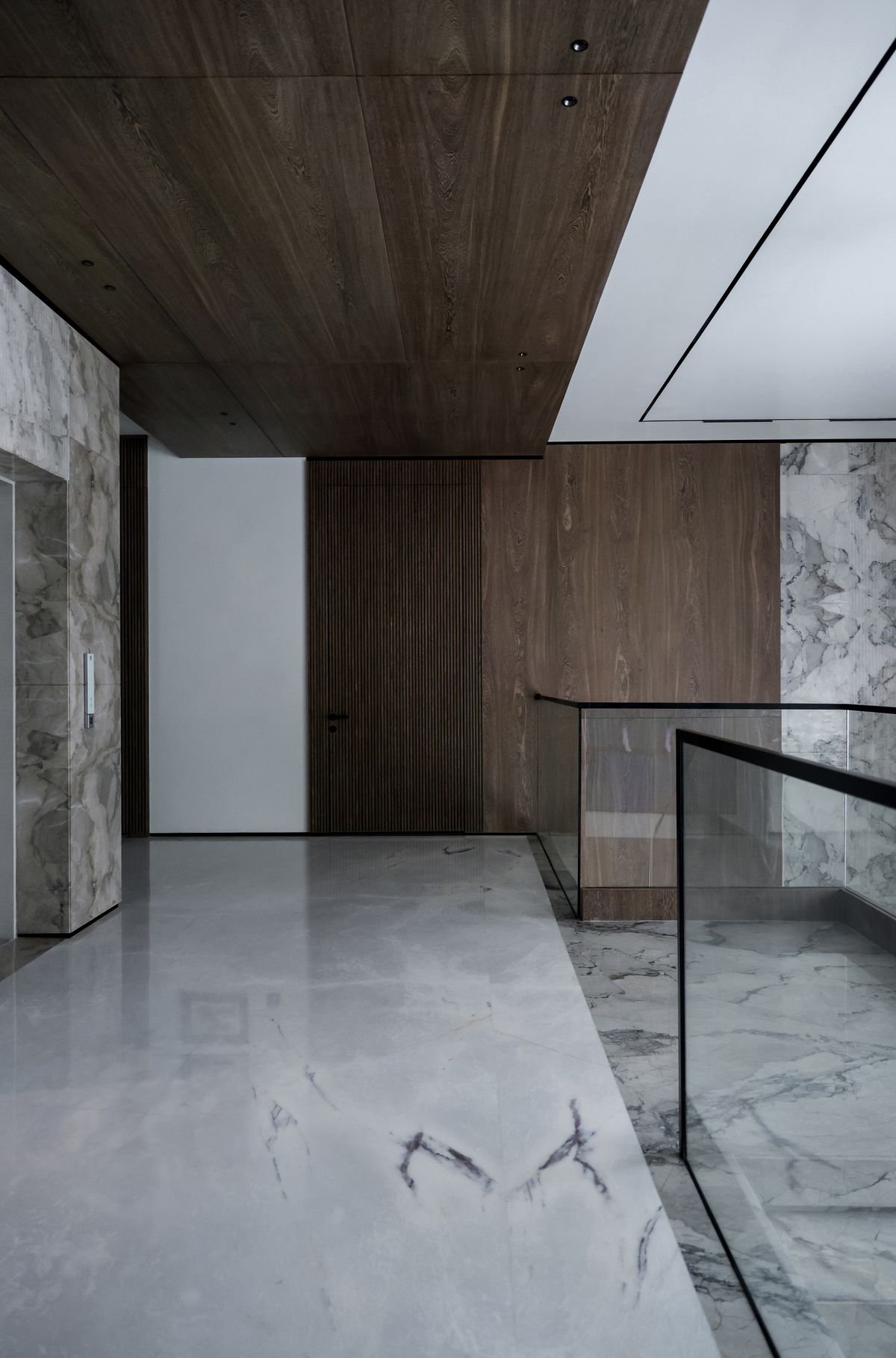 Pavimento de porcelánico pulido en un interior moderno