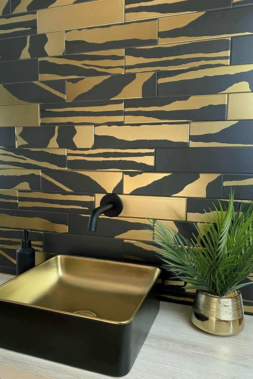 Flat Savannah Black & Gold